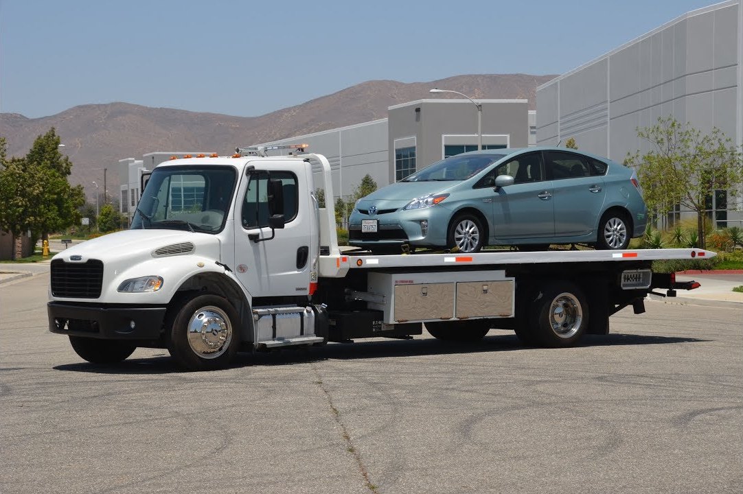 Transporting luxury cars and large vehicles on a flatbed truck